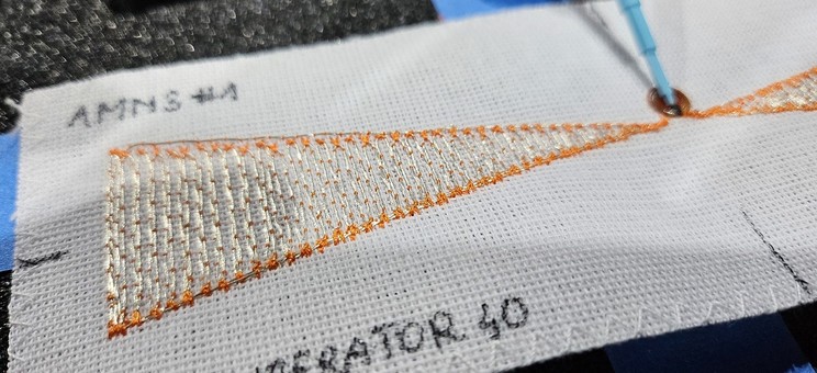 Haftowane anteny podczas pomiarów w laboratorium RFID